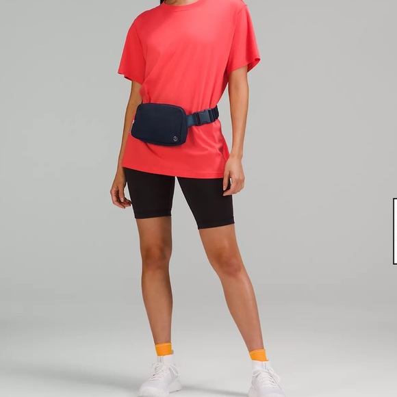 NWT Everywhere Belt Bag 1L - Navy - Picture 4 of 5